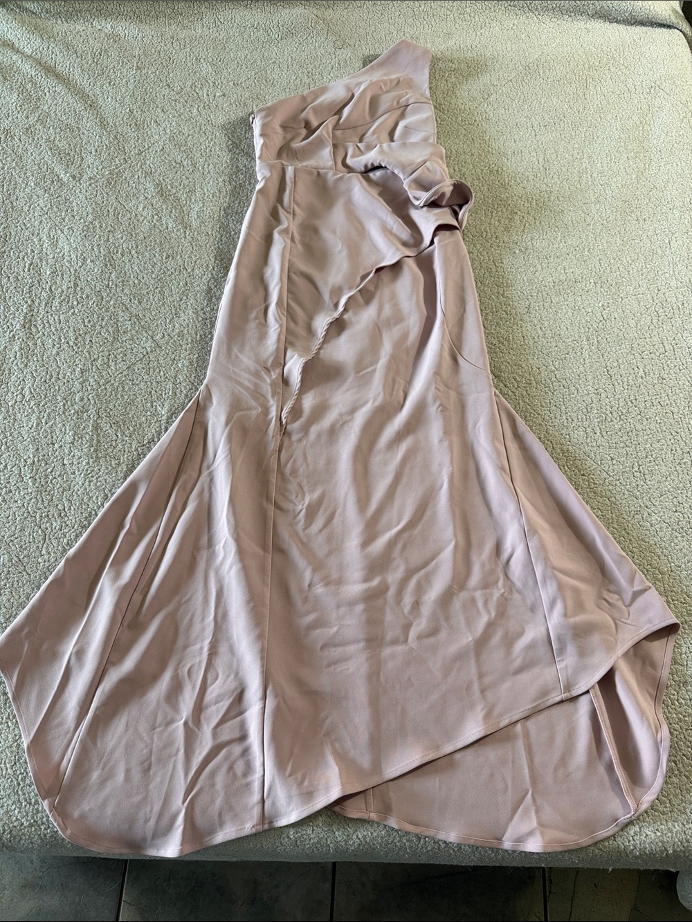 Fehaute One-Shoulder Ruffle Gown in Dusty Rose Small